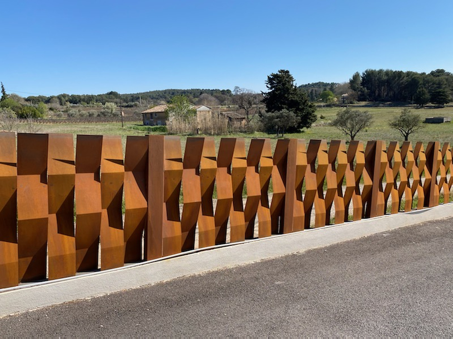 Pliage en acier Corten réalisé par EPTP pour une clôture de ferronnier