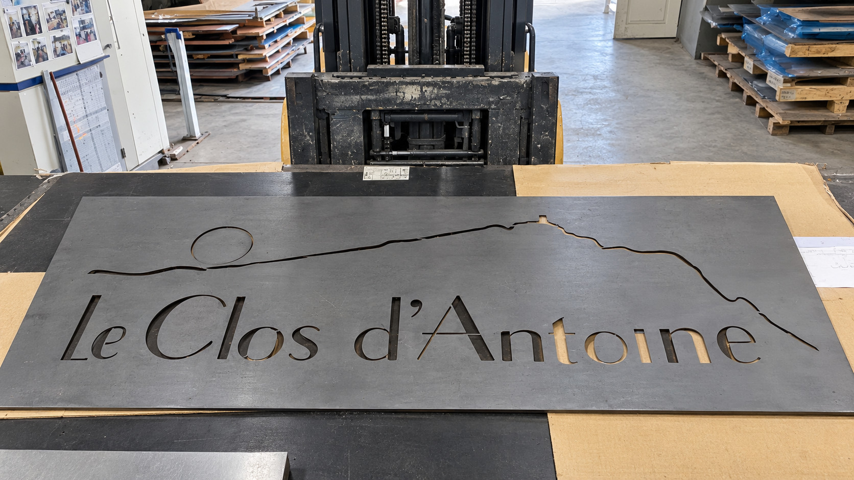 Plaque décorative découpée sur mesure par EPTP pour un domaine